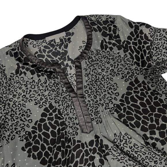 Daniel Rainn Blouse Animal Print V-Neck Roll Tab Sleeve Gray Black Women's L - Picture 7 of 14
